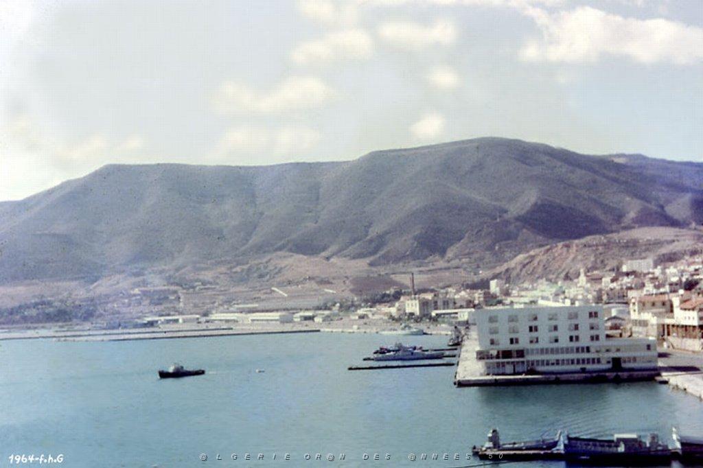 MERS EL KEBIR B BATIMENTS DE SERVITUDE A L OUVRAGE 1964.JPG